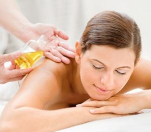 Massage với tinh dầu giúp chăm sóc da và làm đẹp da
