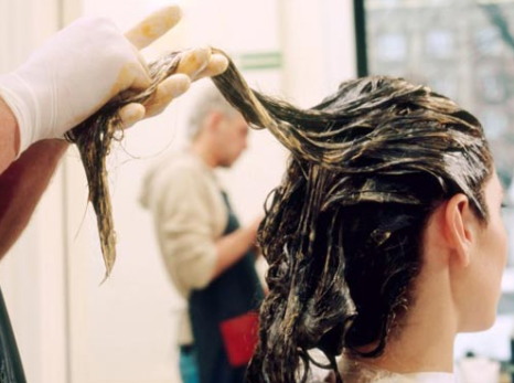 Sử dụng nhiều hóa chất như "nhuộm tóc" cũng là nguyên nhân chính gây rụng tóc