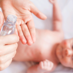 Nhiều mẹ lo lắng không biết có nên dùng tinh dầu tràm cho trẻ sơ sinh không? Dùng loại nào thì an toàn và tốt cho bé