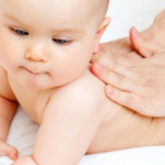Sử dụng tinh dầu tràm cho bé trong những ngày đông là cách phòng và điều trị cảm lạnh hiệu quả nhất được các mẹ truyền tai nhau